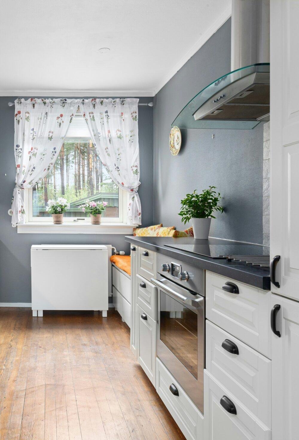 Cocina de estilo clásico gris con buena iluminación natural