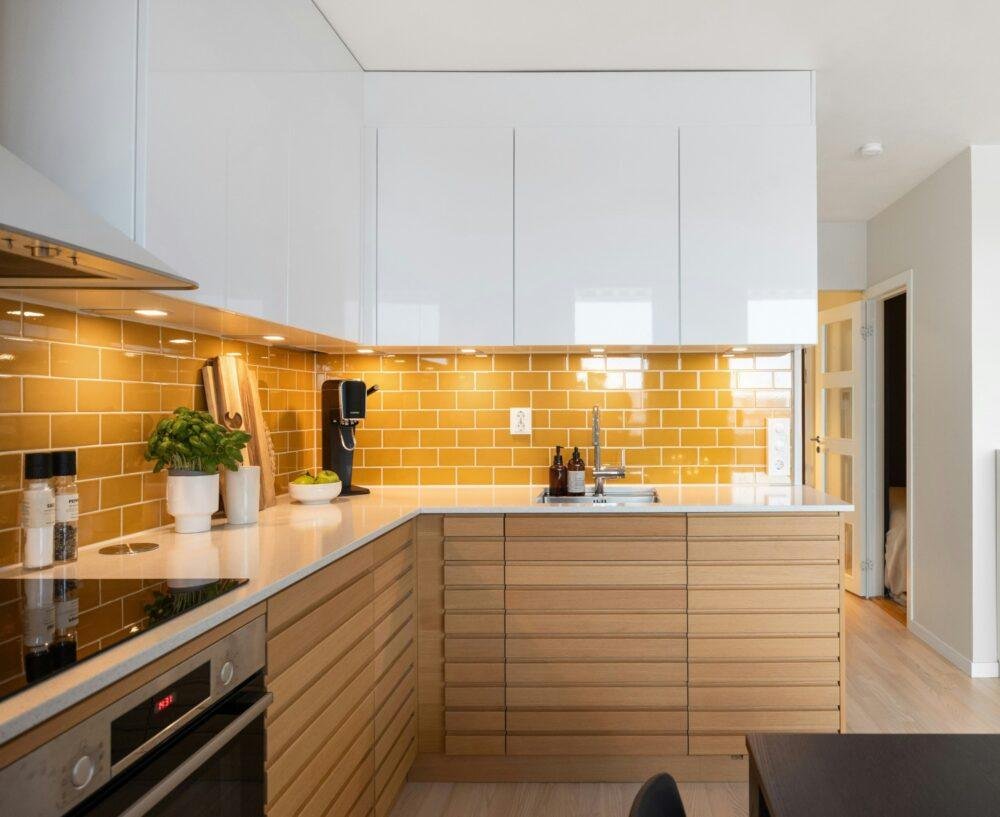 Cocina en ángulo con muebles amplios inferiores y superiores para mejorar orden y almacenamiento