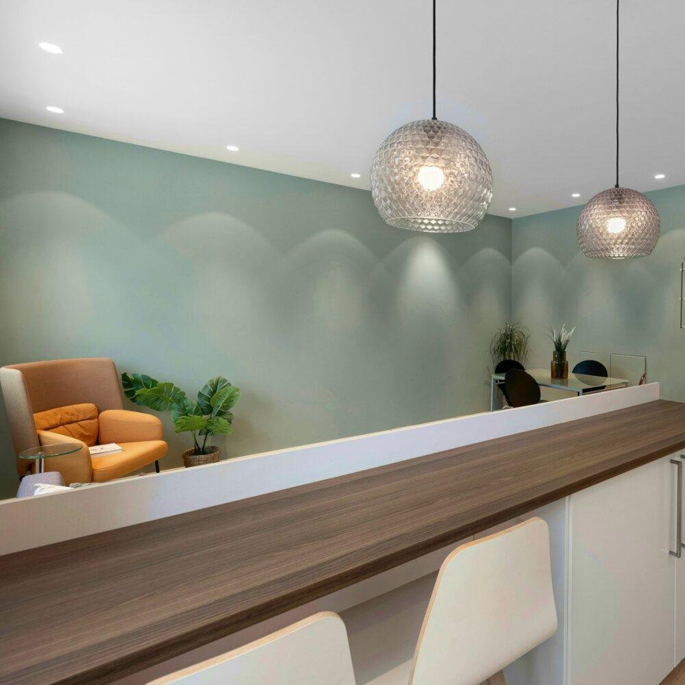 Cocina de estilo minimalista y moderno con paredes en eucalipto