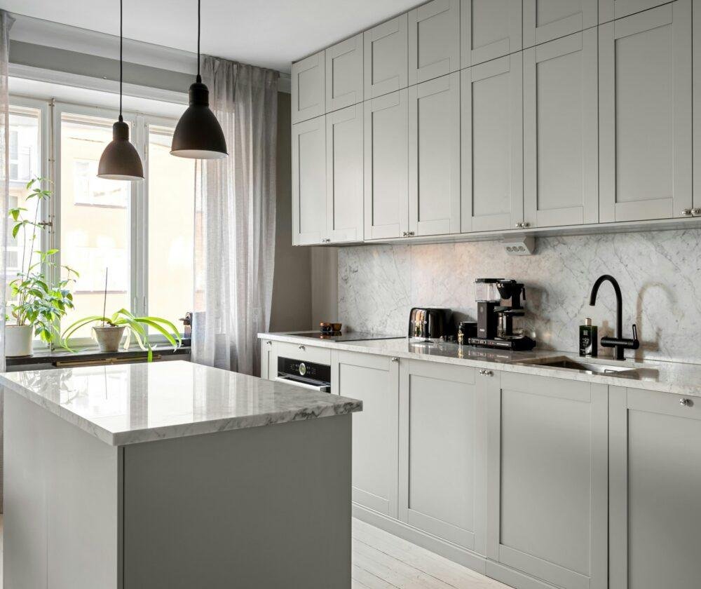Cocina lineal con isla central todo en color gris