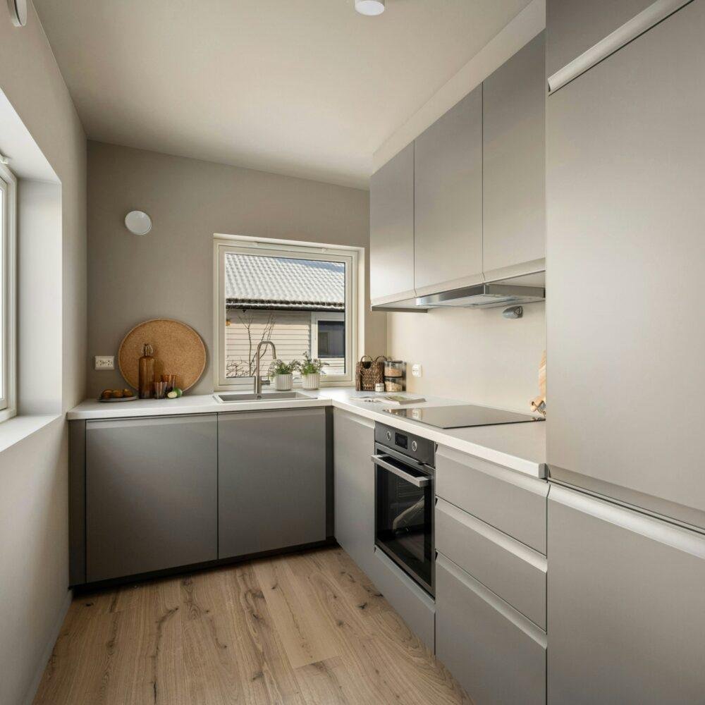 Cocina pequeña íntegramente en gris medio o gris paloma