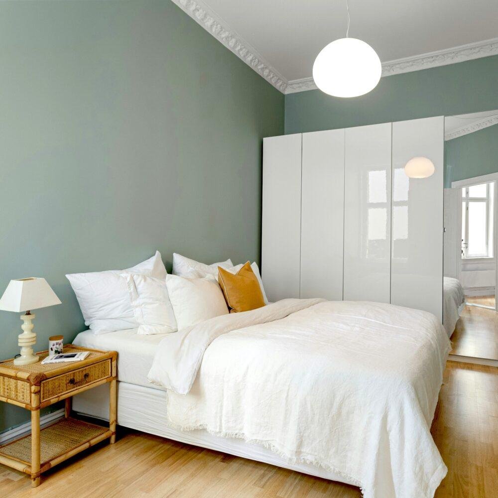 Dormitorio pintado de color eucalipto