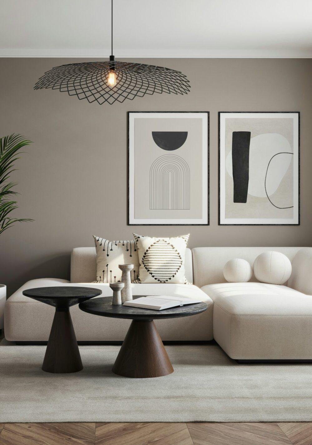 Gris cálido combinado con sofás de color blanco y muebles de madera oscura