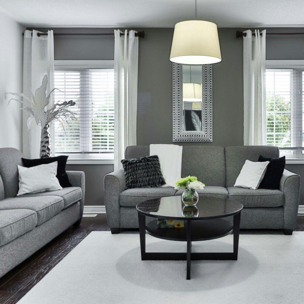 Pared del salón en gris plomo y blanco
