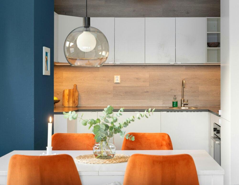 Combinación de colores con azul en un comedor junto a la cocina