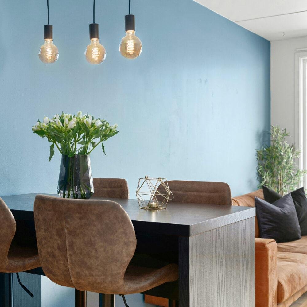 Barra comedor pequeña junto a una pared azul cielo o color celeste