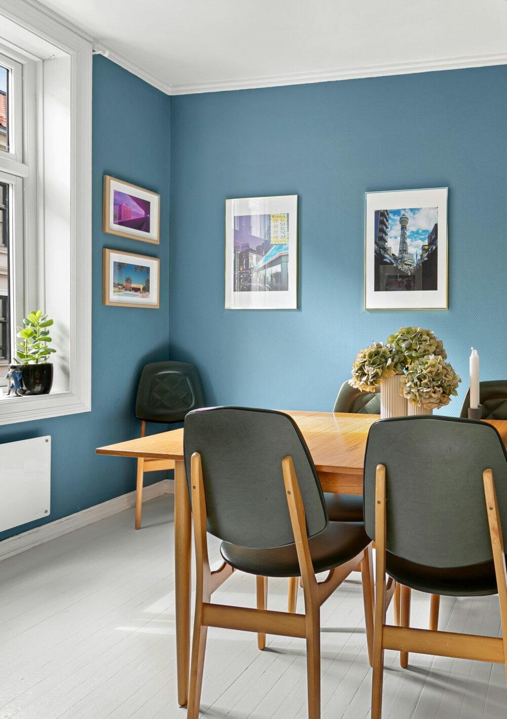 Comedor con paredes azules y techo y suelo blanco