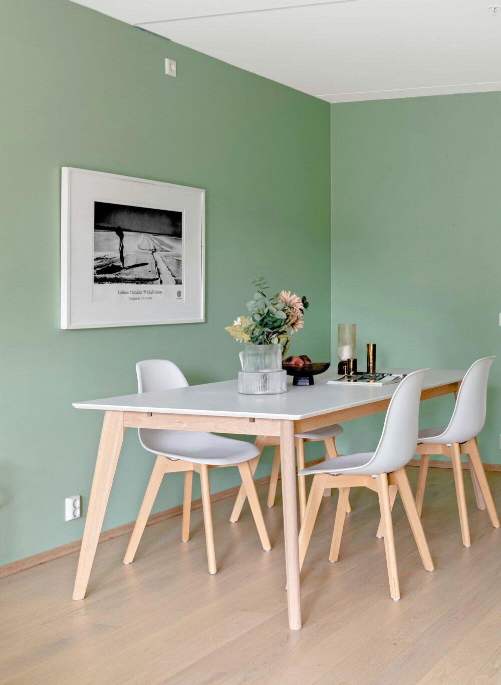 Comedor en verde manta con mesa y sillas de color blanco y madera clara