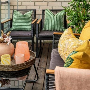 Colores para la terraza en otoño e invierno: cómo combinar textiles, plantas y suelo