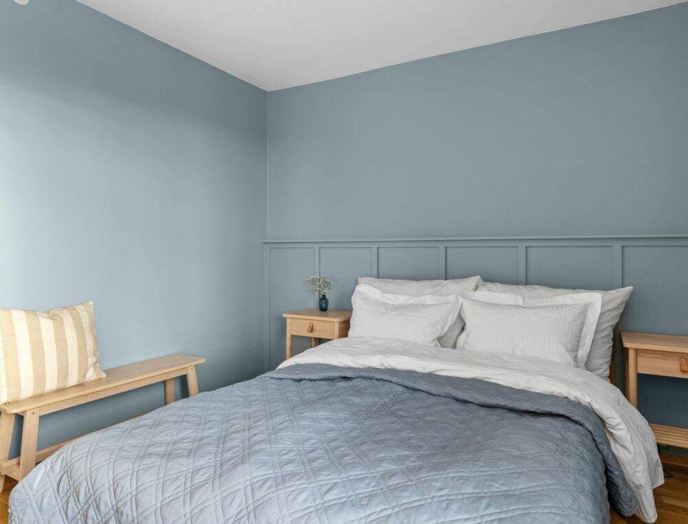 Dormitorio con parees y cama en color azul claro