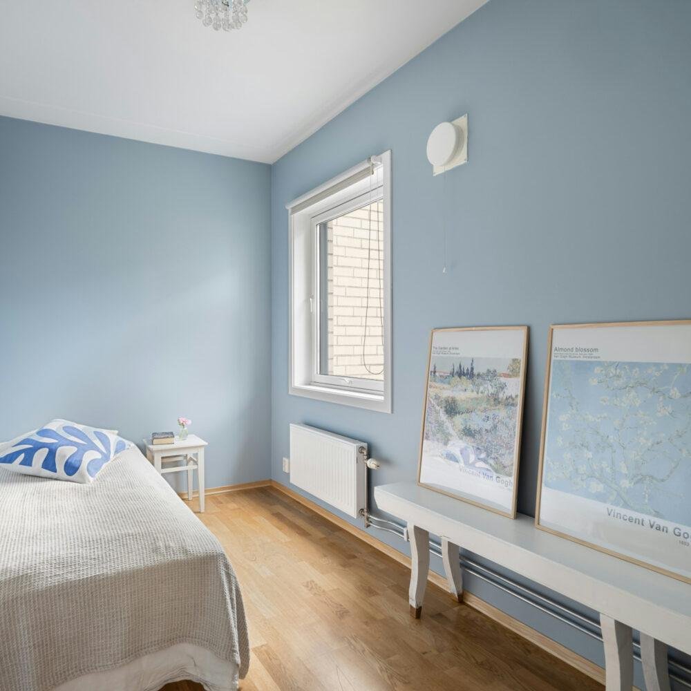Dormitorio pequeño con paredes azul pastel