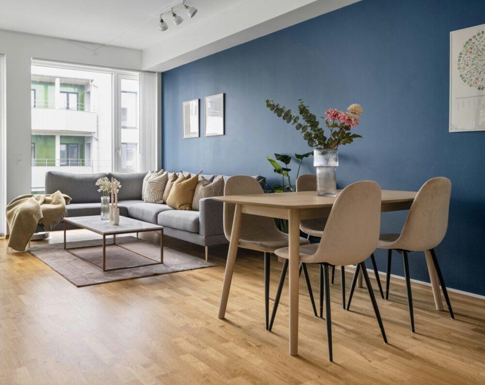 Sala y comedor con una pared de color azul